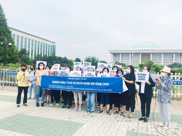 6월 23일 서울 여의도 국회 앞에서 기지촌 할머니들과 기지촌여성인권연대·경기여성연대 등이 기자회견을 열어 국가배상청구소송의 대법원 판결과 미군위안부 지원법의 국회 입법을 촉구하고 있다.