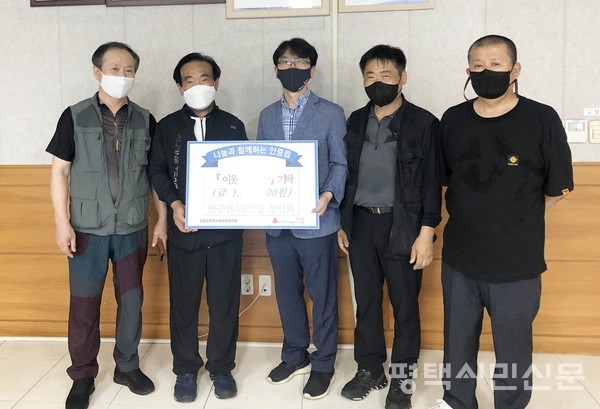 왼쪽 두 번째 류인무 안중민속5일장 상인회장, 세 번째 김호경 안중읍장