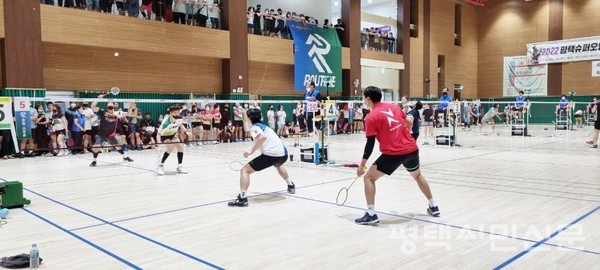 슈퍼오닝배대회에는 평택을 포함한 전국 각지의 배드민턴동호회 450여개 팀이 참가해 기량을 겨뤘다.