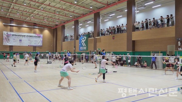 슈퍼오닝배대회에는 평택을 포함한 전국 각지의 배드민턴동호회 450여개 팀이 참가해 기량을 겨뤘다.