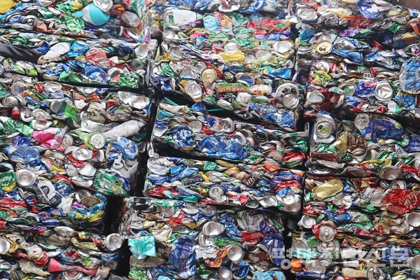 군문동 소재 생활폐기물  수집 운반 및 재활용선별업체인 서림환경의 재활용품 선별시설을 통과한 압축캔들이 용광로 속 부활을 기다리고 있다