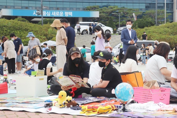 집에서 사용하던 물건을 판매하기 위해 나온 주민들로 붐벼 시청앞광장 알뜰나눔장터가 활기차다