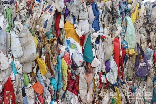 배달 택배 증가로 인해 플라스틱 용기 재활용품 발생량이 증가하고 있다.