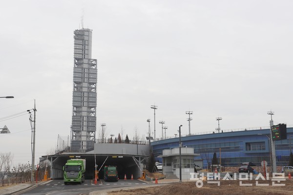 고덕 평택에코센터 지하로 폐기물 운반 트럭이 드나들고 높은 꿀뚝에는 쓰레기 소각 연기가 계속 배출되고 있다