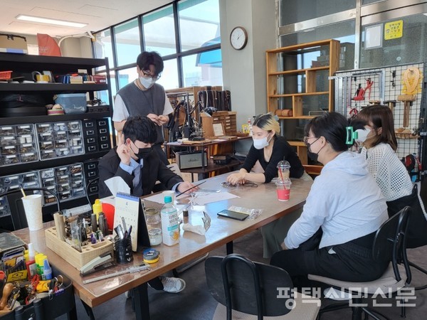 라더레더 부원들이 용이동에서 모리스가죽공방을 운영하는 학과 선배에게 자문을 구해 제품을 어떻게 제작할지 회의 중이다.