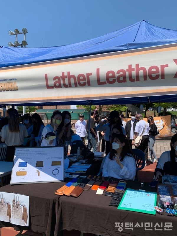 2019 서울모던아트쇼 플리마켓에서 직접 제작한 가죽 제품을 판매했다.