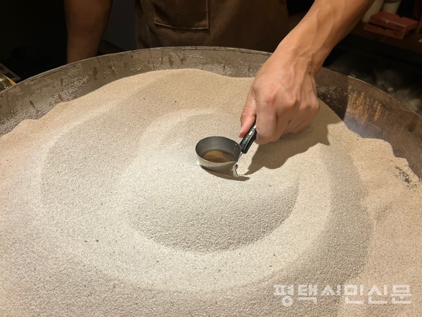 파레트의 시그니처 메뉴인 샌드 커피. 터키 모래를 섭씨 300도로 가열한 후 모래의 열기로 끓여 마시는 터키식 커피다.