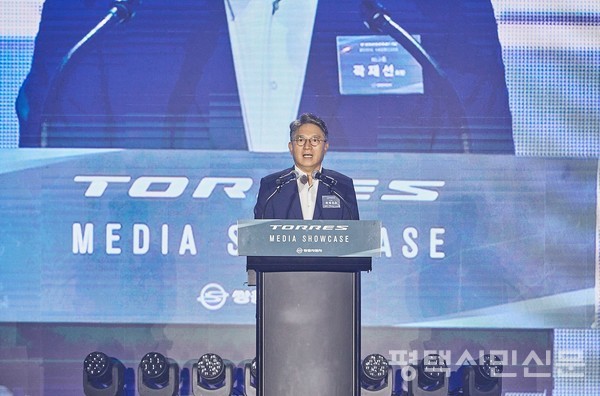 곽재선 KG그룹 회장이 9월 1일 쌍용차 회장으로 취임한다. 사진은 7월 5일 인천 네스트호텔에서 열린 ‘토레스 미디어 쇼케이스’에서 인사말을 하는 곽재선 회장의 모습.