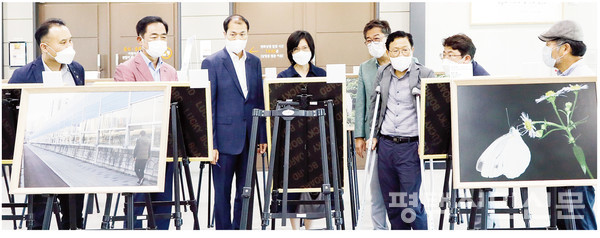 ‘경기남부 환경사진 전시회’가 9월 1일 배다리생태공원과 배다리도서관 로비에서 개막했다.