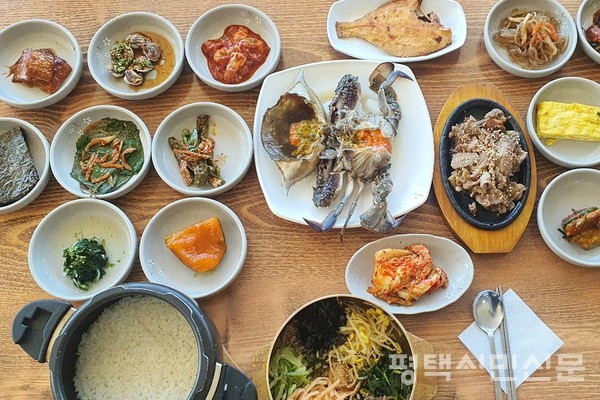 16가지 반찬이 어우러진 비빔밥