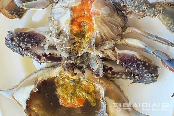 인기있는 메뉴 중 하나는 간장게장