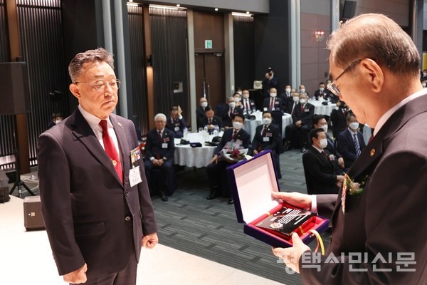 최상규 대한민국무공수훈자회 평택시지회장이 10월 5일 서울 대방동 공군호텔에서 열린 제1회 호국봉사대상 시상식에서 금상을 받고 있다.