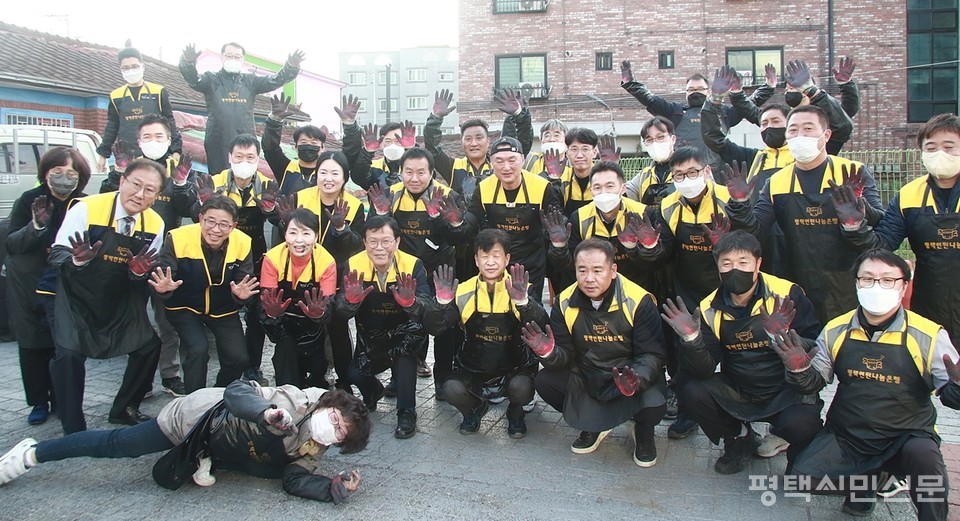  2022 평택연탄나눔은행 발대식 후 팽성읍 일원 4가구에 1200장의 연탄배달 봉사를 마친 연탄천사들이 기념 촬영을 하고 있다.   