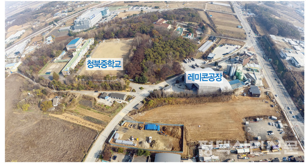 청북중학교 정문에서 불과 120m가량 떨어진 곳에 레미콘공장이 위치하고 있다. 