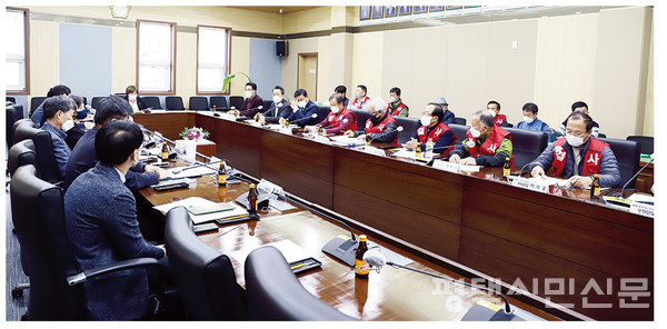 11월 15일 류정화 평택시의원 주재로 평택시의회에서 ‘오성면 레미콘공장 이전 관련 간담회’가 열렸다. 레미콘 공장을 반대하는 양교리·토진리 주민들이 결산반대로 적힌 조끼를 입고 앉아 있다. 