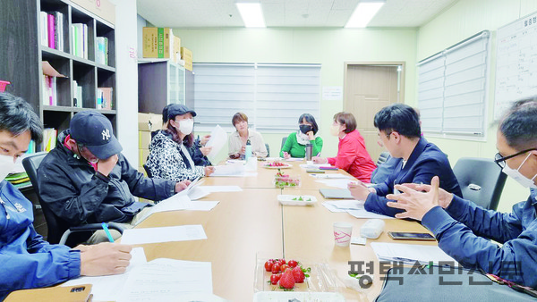 평택평화시민행동 대표자 회의에소 미군기지 피해주민 구제 관련 조례 캠패인 준비하는 안건을 논의하고 있다. 