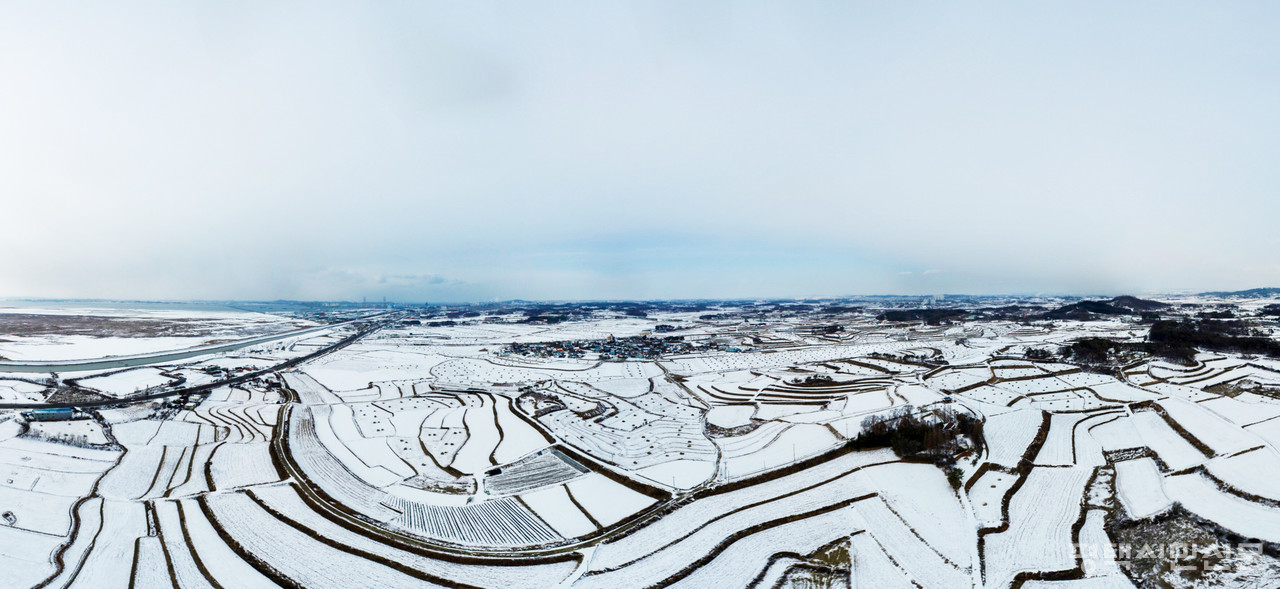 온통 흰눈으로 뒤덮인 평택시 현덕면 장수리 들판. 드론 촬영=2022년 12월 17일 최치선 평택문화원 평택학연구소 상임위원