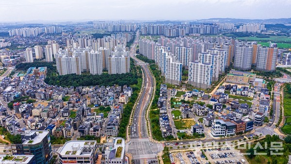 평택시는 곳곳에서 숨가쁘게 개발이 이뤄지는 도시다. 소사벌지구 등 남부권 시가지 전경