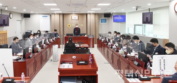 지방자치법 개정으로 지방의회가 지방자치단체 산하 기관장에 대한 인사청문회를 열 수 있게 됐다. 사진은 지난 1월 17일 경기도의회가 시행한 경기도경제과학진흥원 원장 후보자 인사청문회 모습