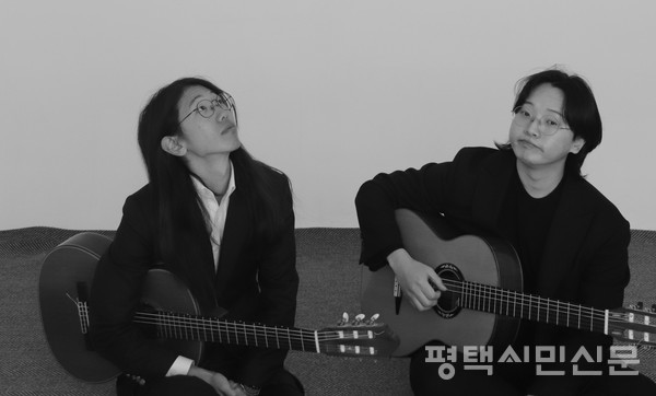 블로썸 기타듀오는 평택대 음악학과를 졸업한 최태현(30·왼쪽), 정성구(31) 씨가 지난해 결성한 클래식 기타 연주팀이다.
