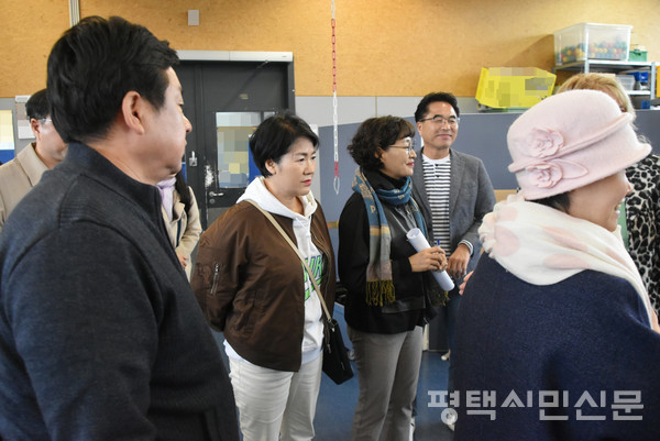 독일 마인츠 장애인 보호고용센터에서 의원들이 관계자의 설명을 듣고 있다