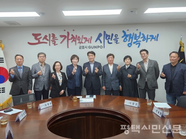 하은호 군포시장이 4월 19일 경기도지역신문협의회 회장단과 공동인터뷰를 갖고 “공단활성화, 일자리 창출로 미래 세대가 정착해 살고 싶은 군포를 만드는 것이 시장의 책무”라고 강조했다. 사진 좌로부터 김기만 한북신문, 우상표 용인시민신문, 이강산 과천문화신문, 강명희 회장, 하은호 군포시장, 이영호 군포신문
