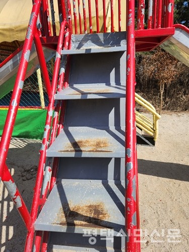 여주시 A 캠핑장의 놀이시설에서 페인트가 벗겨지거나 녹슨 부분이 발견됐다.