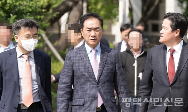 5월 8일 열린 1심 결심공판에서 벌금 500만원을 구형 받은 정장선 평택시장(가운데)이 변호사들과 함께 수원지법 평택지원을 나서고 있다.