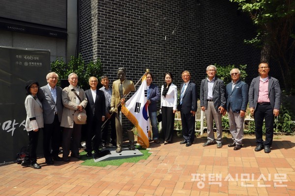 5월 11일 돈암동 아리랑고개 사거리에 세워진 민세 안재홍 선생 동상은 왼쪽 팔과 배 부분이 없는데 이는 역사의 망각을 형상화한 것이라고 한다.