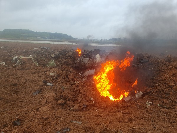 5월 6일 팽성읍 노와리의 한 농지에 추락한 주한미군 제8전투비행단 소속 F-16 전투기가 추락할 때 발생한 화재로 불타고 있다. 독자 제공