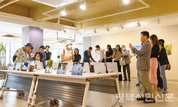 5월 20일 평택시립비전도서관 비전갤러리에서 개막한 ‘제3회 경기남부 환경사진 전시회’가 진행란 작가가 자신의 작품을 설명하고 있다. 