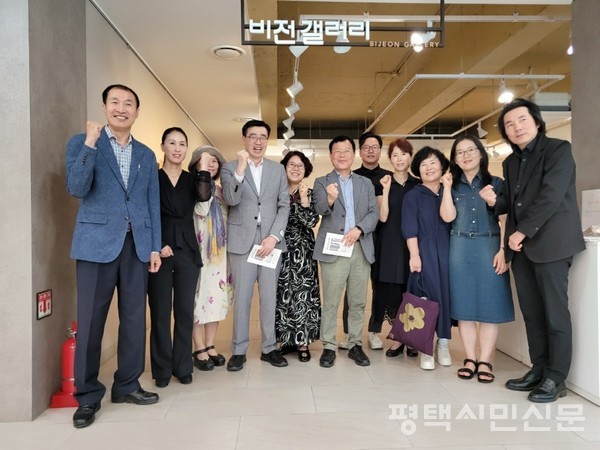 오프닝 행사에 참석한 최원용 평택시 부시장(왼쪽 네번째)이 전시회를 준비한 작가와 스텝을 격려했다.