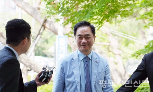 5월 28일 수원지방법원 평택지원에서 열린 1심 선고공판에서 무죄를 선고받은 정장선 시장이 법원을 나서고 있다. 사진=박윤경 기자