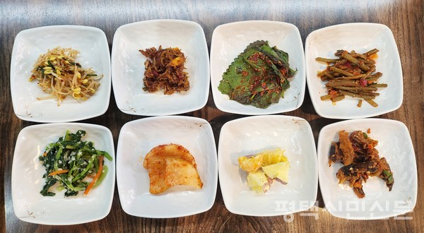 계절마다 재료를 달리해 매일 아침 직접 조리하는 반찬들