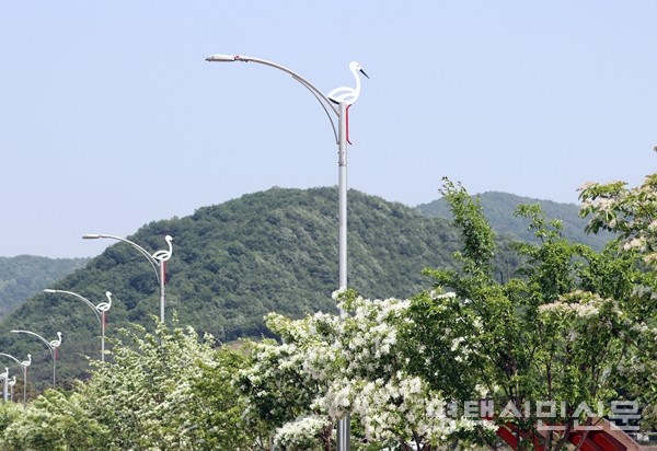 예산군 광시면 도로 가로등에 황새 조형물
