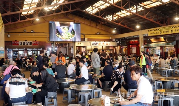 예산시장 광장에서 점심를 먹는 사람들이 가득하다.