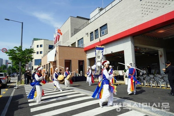평택농악보존회가 5월 17일 평택소방서 세교119 안전센터 개청식에서 시민 안전과 화재 예방을 책임지는 첫 출발을 축하하는 공연을 펼쳤다.