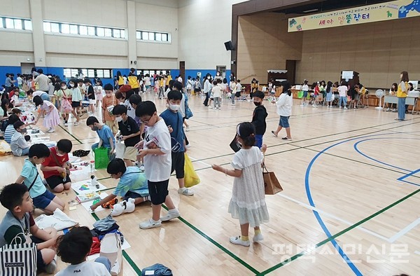 세아초등학교 자치학생회와 학부모회는 6월 15일 교내에서 알뜰장터를 개최하고 수익금 전액을 세교동 사랑의도시락 나눔봉사에 기부했다.