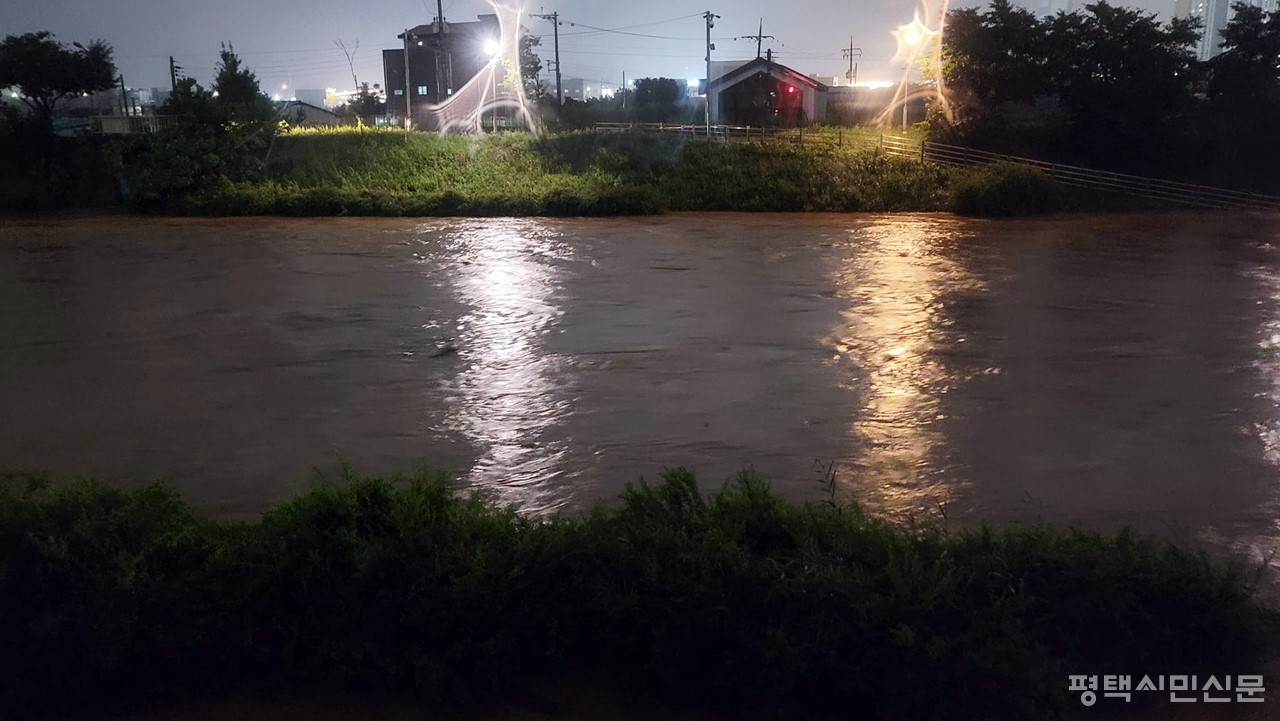 계속된 폭우로 15일 밤 9시 통복천이 범람해 자전거도로와 산책로 일부 구간이 침수됐다.