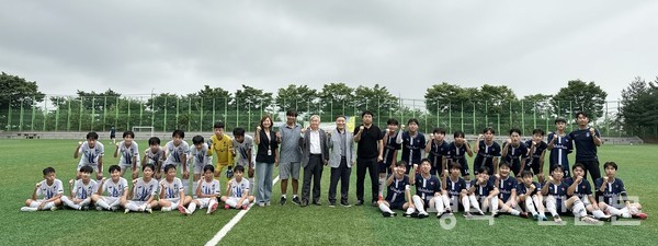 17일 소사벌레포츠타운에서 평택시티즌FC U-15와 신한중학교 축구팀이 친선경기 시작 전 기념사진을 찍었다.