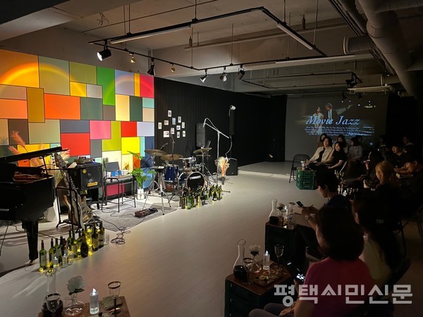 청년 예술인들이 설립한 복합문화공간 ‘사운드웨이브’ 소공연장