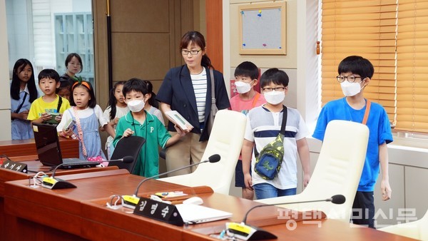 31일 용이초등학교 학생과 학부모 20여 명이 평택시의회 본회의장에서 의회 청사를 견학하고 있다.