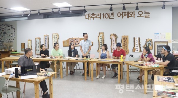 10일 평택평화센터를 방문한 노둣돌 2023 조국방문 현장체험단 청년들이 평택미군기지 이전반대운동과 대추리 주민들의 투쟁에 관한 자신의 생각을 말하고 있다.