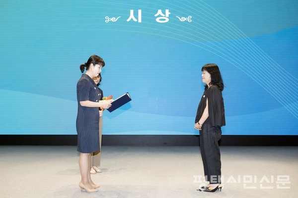 8월 11일 서울 포스코센터 아트홀에서 열린 2023 학교인구교육 수업 경진대회 시상식에서 시립팽성남산어린이집 이주주 원장(오른쪽)이 최우수상을 수상하고 있다.