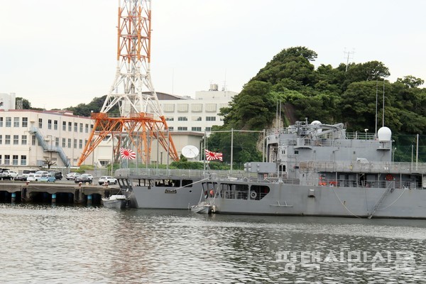 요코스카에는 일본 자위대 해군기지도 있다. 함정에 걸려 있는 욱일승천기가 눈에 띈다.