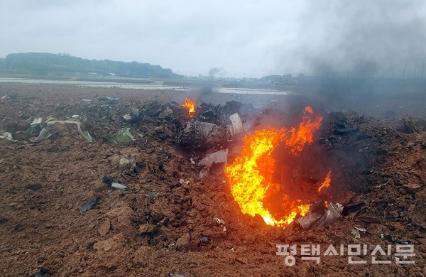 5월 6일 팽성읍 노와리의 한 농지에 추락한 주한미군 제8전투비행단 소속 F-16 전투기가 추락할 때 발생한 화재로 불타고 있다.