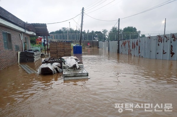 2022년 8월 14일 내린 폭우로 잠긴 서탄면 장등리 670-3번지 일대 모습. 장등리는 오산에어베이스(K-55)가 2017년 세운 높이 3m 옹벽 때문에 빗물이 흐르지 못해 매년 침수 피해를 보는 지역이다.