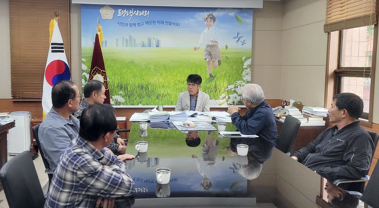 13일 평택시의회 의장실에서 오성청북 레미콘공장건립반대 비상대책위원회 주민들이 유승영 의장을 면담하고 있다.