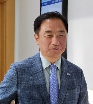 12일 수원고등법원에서 항소심 결심공판이 끝난 뒤 정장선 평택시장이 법정을 나서고 있다.