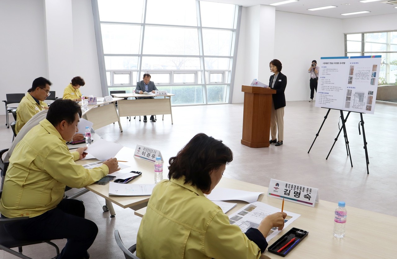 평택시의회 복지환경위원들이 제242회 임시회 기간인 13일 국악관현악단 연습실 예정지인 평택항마린센터 현장을 방문해 창단 추진현황과 이후 계획을 청취하고 있다.